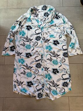 Ladies Night shirt w button Front - Teal & blues on white. Stretchy fabric 🌸🌸